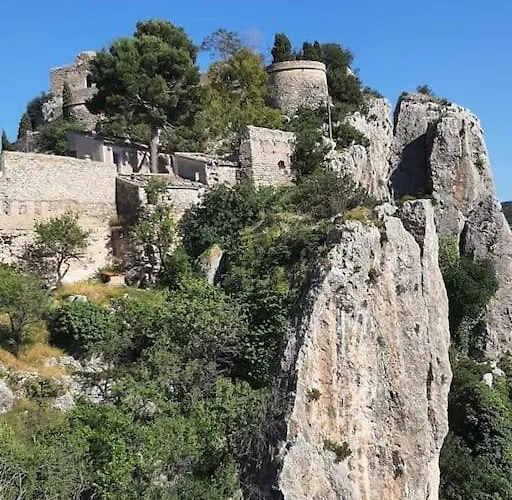 Vistas Al Mar. Junto A La Playa. Garaje Y Piscina. Apartamento