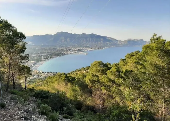Vistas Al Mar. Junto A La Playa. Garaje Y Piscina. Apartamento Calpe