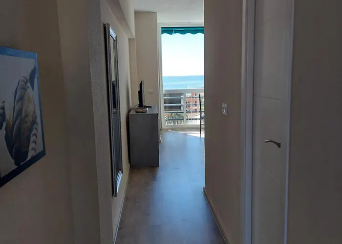 Vistas Al Mar. Junto A La Playa. Garaje Y Piscina.