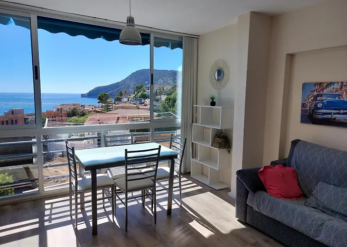 Vistas Al Mar. Junto A La Playa. Garaje Y Piscina.