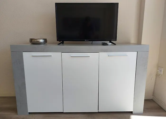 Vistas Al Mar. Junto A La Playa. Garaje Y Piscina. Apartamento *