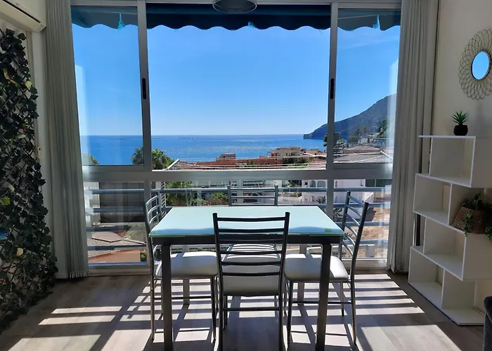 Vistas Al Mar. Junto A La Playa. Garaje Y Piscina. Calpe