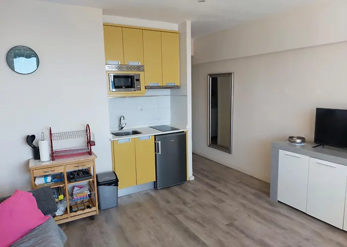 Apartamento Vistas Al Mar. Junto A La Playa. Garaje Y Piscina. *