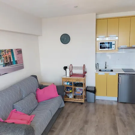 Vistas Al Mar. Junto A La Playa. Garaje Y Piscina.