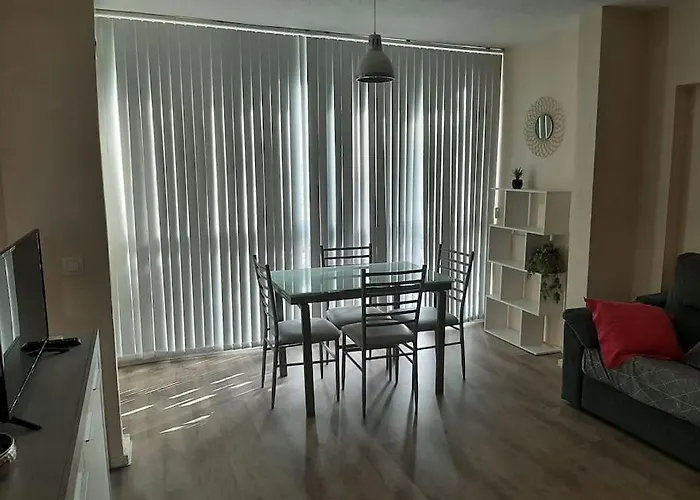 Vistas Al Mar. Junto A La Playa. Garaje Y Piscina. Apartment