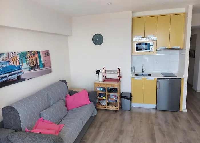 Vistas Al Mar. Junto A La Playa. Garaje Y Piscina.